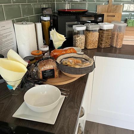 Private Room, Shared Bathroom With One Other, Tea And Coffee Making Facilities, Mini Fridge And Hairdryer, King Sized Bed With Help Yourself Continental Breakfast In Secluded Modern Property With Parking Bournemouth Exterior foto