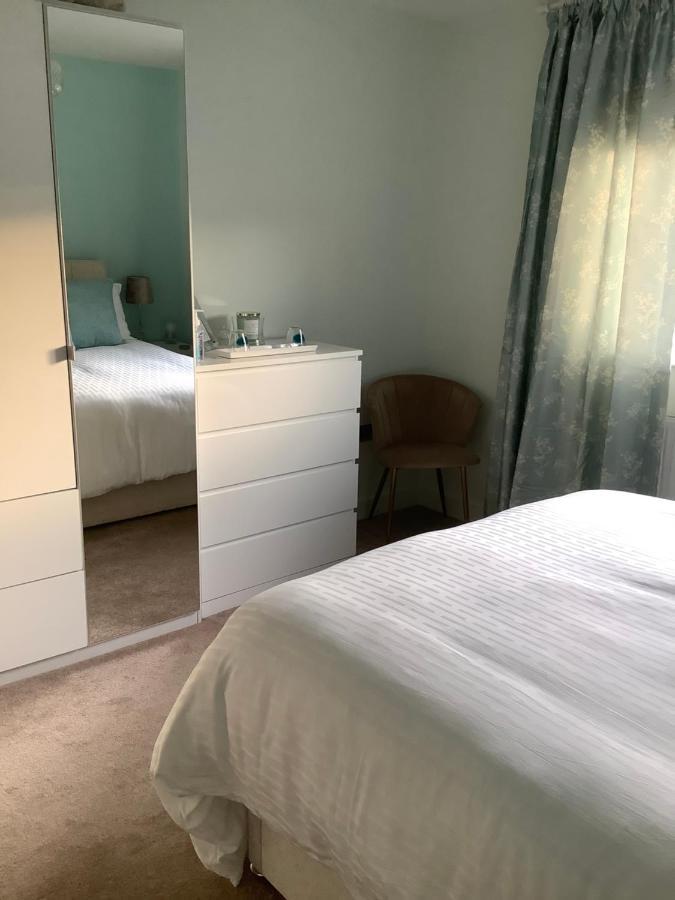 Private Room, Shared Bathroom With One Other, Tea And Coffee Making Facilities, Mini Fridge And Hairdryer, King Sized Bed With Help Yourself Continental Breakfast In Secluded Modern Property With Parking Bournemouth Exterior foto