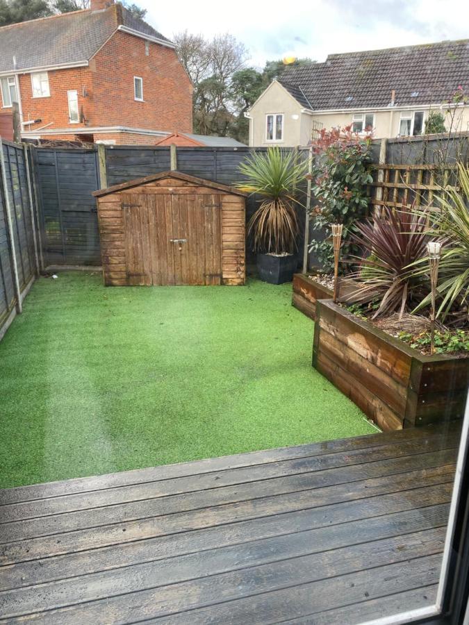 Private Room, Shared Bathroom With One Other, Tea And Coffee Making Facilities, Mini Fridge And Hairdryer, King Sized Bed With Help Yourself Continental Breakfast In Secluded Modern Property With Parking Bournemouth Exterior foto