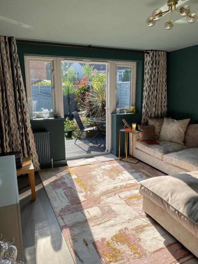 Private Room, Shared Bathroom With One Other, Tea And Coffee Making Facilities, Mini Fridge And Hairdryer, King Sized Bed With Help Yourself Continental Breakfast In Secluded Modern Property With Parking Bournemouth Exterior foto