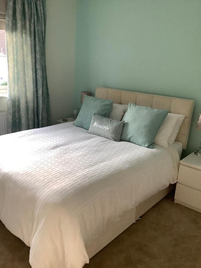 Private Room, Shared Bathroom With One Other, Tea And Coffee Making Facilities, Mini Fridge And Hairdryer, King Sized Bed With Help Yourself Continental Breakfast In Secluded Modern Property With Parking Bournemouth Exterior foto