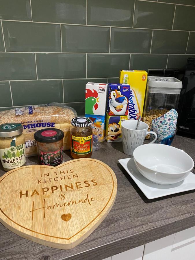 Private Room, Shared Bathroom With One Other, Tea And Coffee Making Facilities, Mini Fridge And Hairdryer, King Sized Bed With Help Yourself Continental Breakfast In Secluded Modern Property With Parking Bournemouth Exterior foto